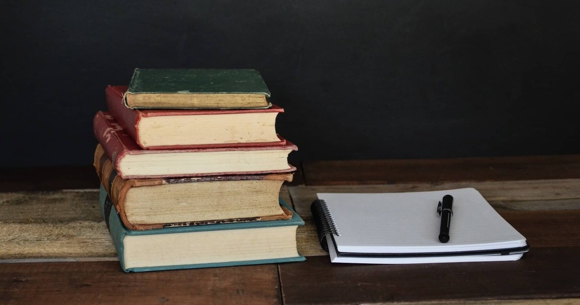 Los 5 libros clásicos de economía que no pueden faltar en su estantería