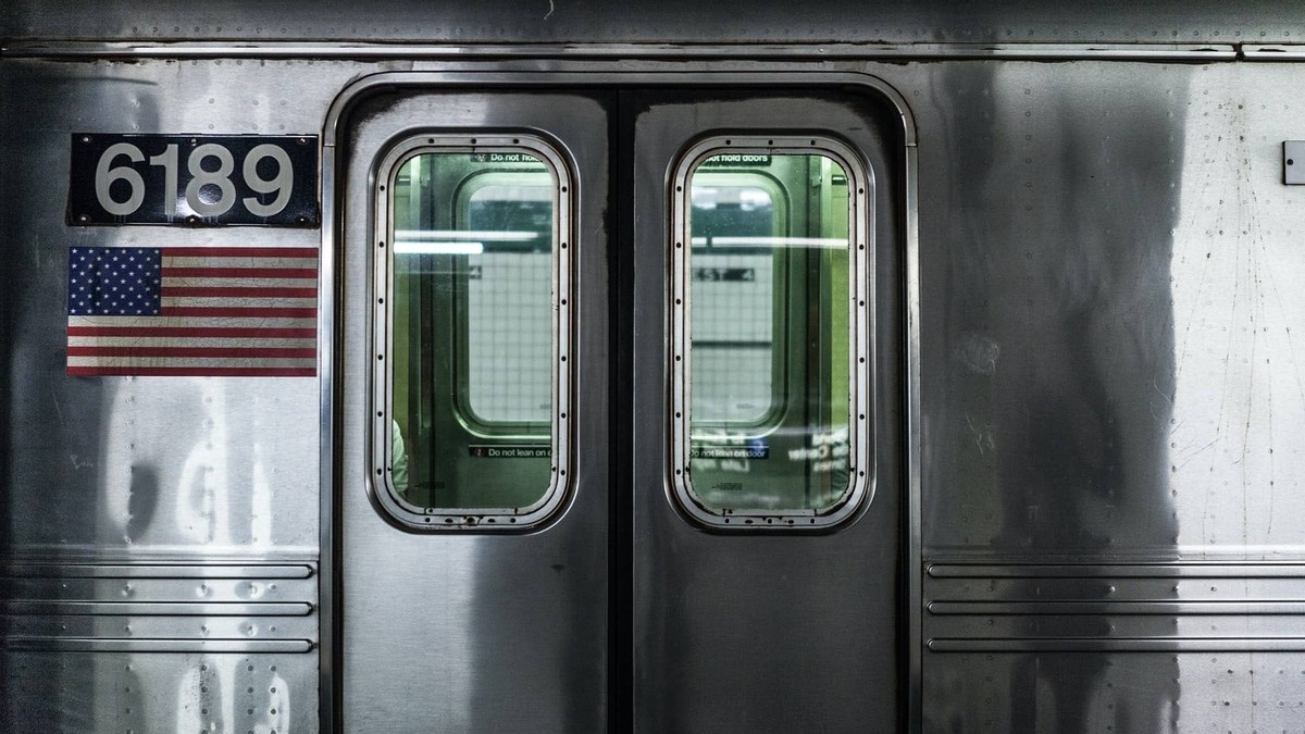 Un billete de metro y una porción de pizza para medir la inflación